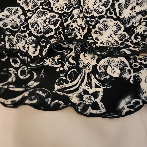 Chico's Travelers Women's Black Floral Asymmetrical Blouse Size 1 (8)Medium - Picture 6 of 7